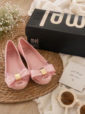 Mini Melissa pink flats with the sweetest bow detail 🎀 Size 13